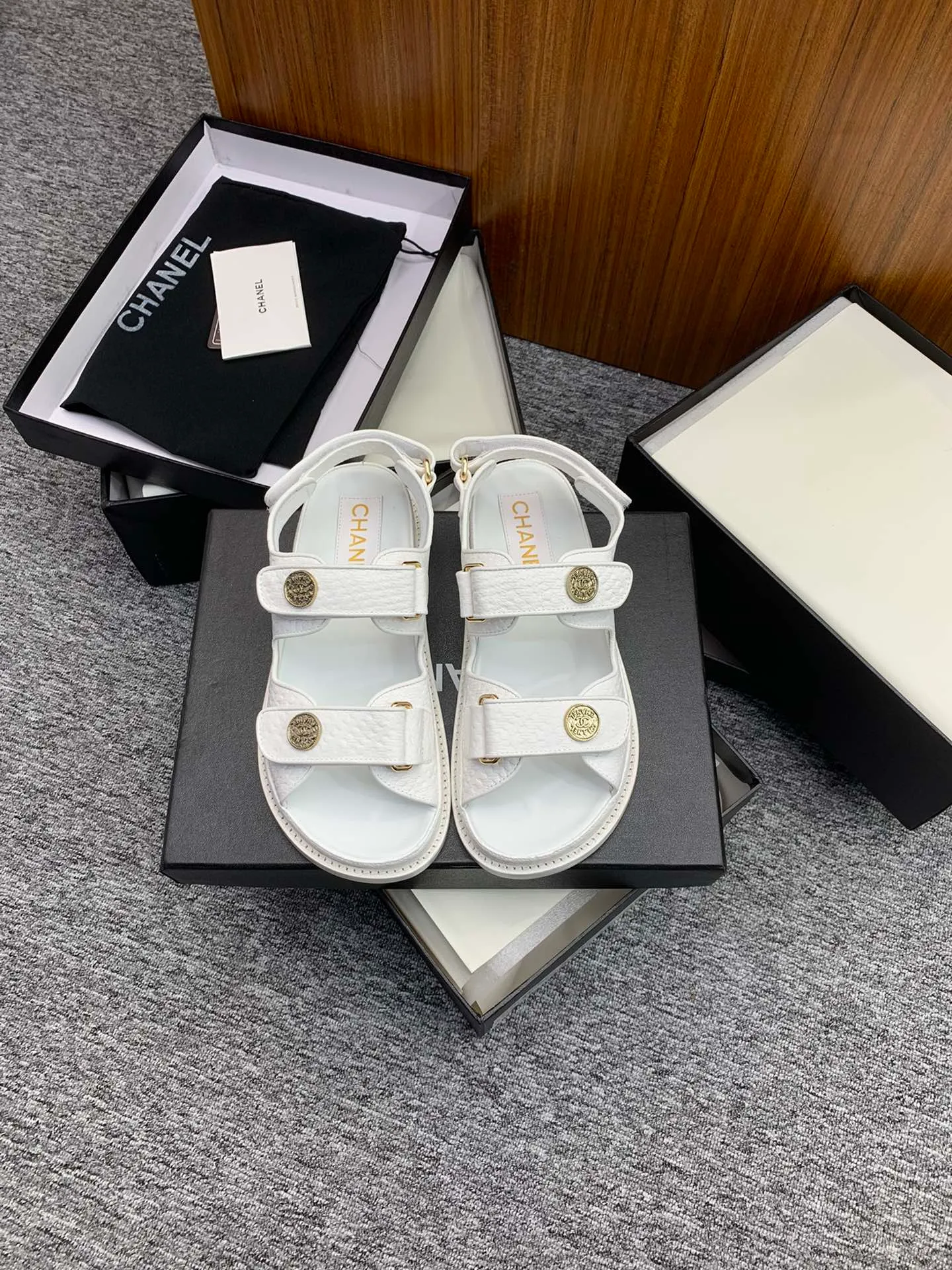 👟👟Ex-factory price 480👟👟 👑Crown👑Top purchasing version✈️ CHANEL Xiaoxiang 2022 spring and summer latest season double C Velcro casual sandals! Summer beach sandals 🏖️! A sandal that is super comfortable on your feet! A must-have classic! ✊Adhere to the original 1:1 mold customization! Feel free to compare! Give you a genuine foot feel! The first choice for high-end customers to purchase ❤️ [Material] 👑 Fabric: Original customized pebbled cowhide/satin buckle 👑 Lining: Original imported water-dyed sheepskin 👑 Outsole: Original open-molded genuine leather outsole [Number of yards] 35-41 (⚠️34/41 needs to be customized, non-refundable and non-exchangeable) [Packaging] 🎁Configured with original packaging